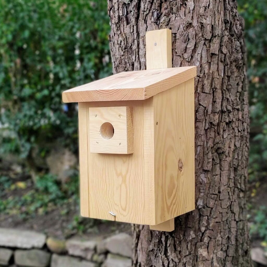 Drevená búdka pre sýkorky a vrabce – prírodné prevedenie bez náteru.
OPBDBUDSYK