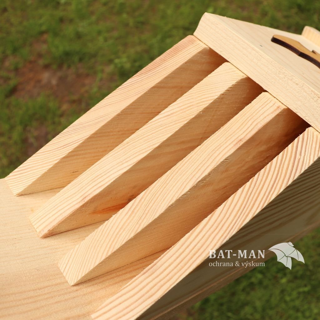 Búdka pre štrbinové druhy netopierov. Prírodné drevo. 

OPBDBUDNET